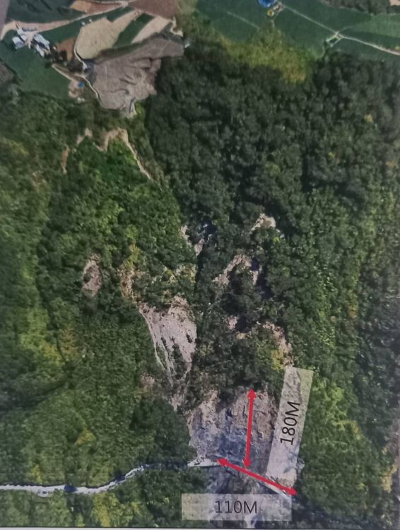 靈甫橋上方是福壽山地區，菜區無施作水土保持，下方也出現許多裂縫，將會導致大片土石滑落。民眾提供