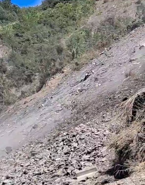 靈甫橋持續坍方，將封閉兩周刷坡後，視情況搶通放行。民眾提供