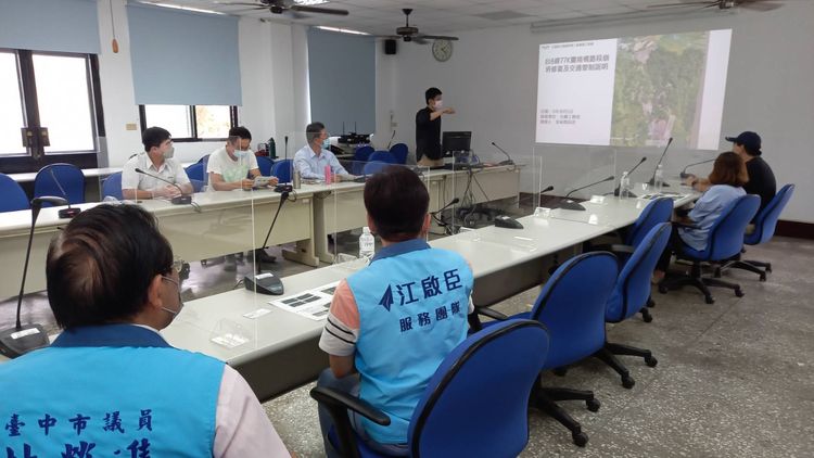 多位民意代表非常關心搶修進度，連續兩天跟居民協調將封路搶修。李陳信得攝