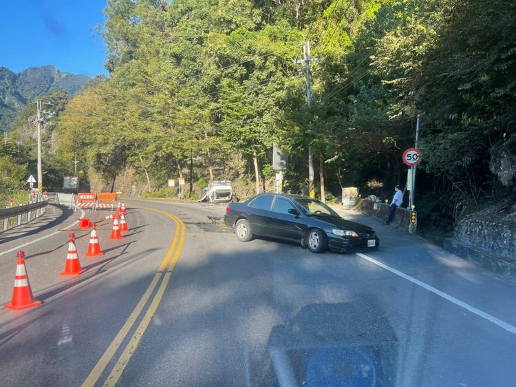 今上午自小客車與貨車對撞，小貨車翻覆路旁。民眾提供