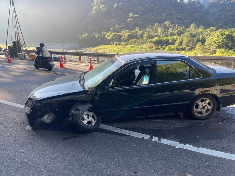自小客車右側輪胎撞擊變形。民眾提供