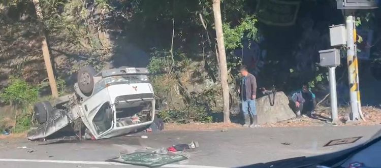 小貨車上的三人坐躺在路旁等待救援。民眾提供