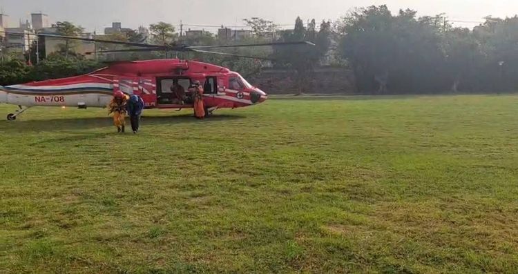 直升機降落東勢河濱公園，交由救護人員送醫。民眾提供