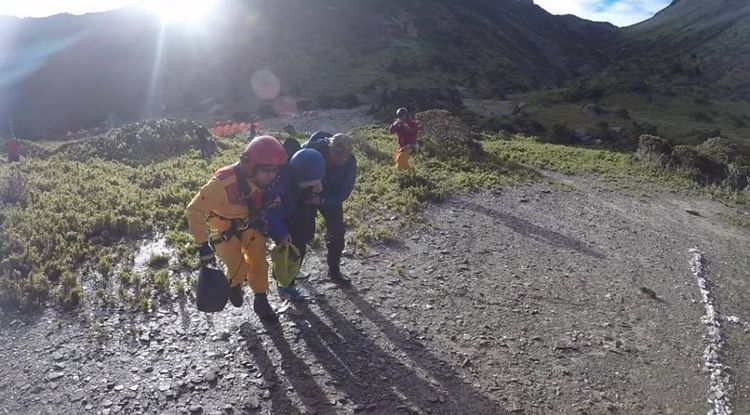 直升機到達南湖山屋後，由特搜人員下機攙扶傷者進機。民眾提供