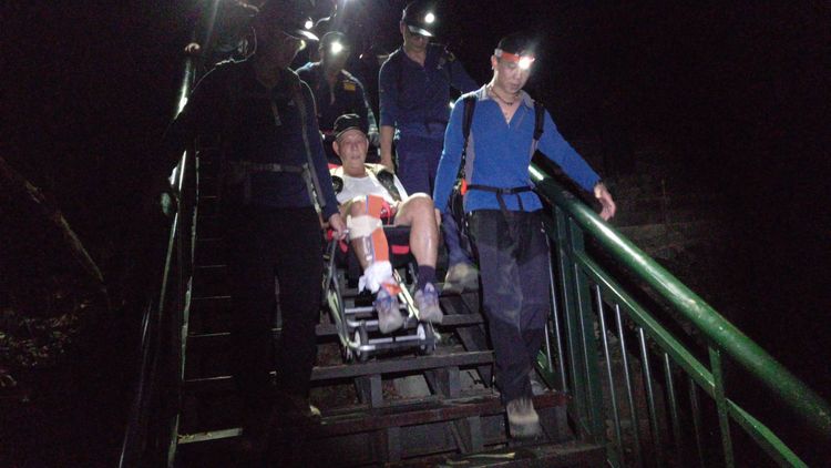 下樓梯時搬運椅可用滑行方式，節省時間及力氣。李陳信得攝