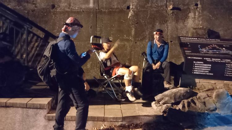 許姓傷者順利回到登山口後頻向搜救人員致謝。李陳信得攝