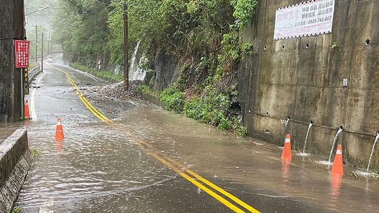 烏來區北107線道邊坡落石及積水。烏來區公所提供