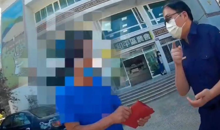 農會行員及警員細心解說，才讓陳男打消匯款保住50萬元。民眾提供