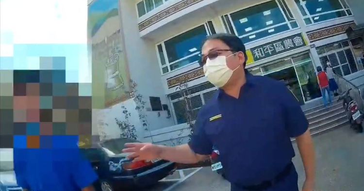 陳男離去時非常感謝警方讓他保住50萬元存款。民眾提供