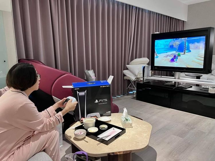 張峰奇分享李亮瑾在月子中心打電動的模樣。翻攝張峰奇臉書