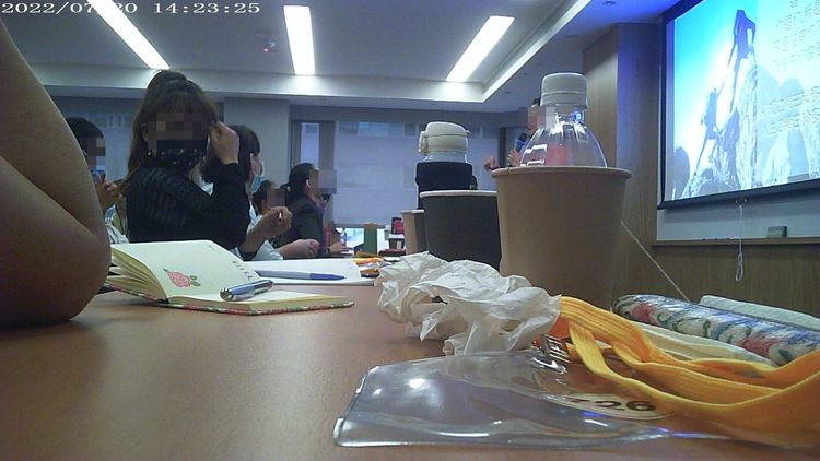 說明會時間從上午直到傍晚，有投資人頻頻打瞌睡，最後拿藥膏塗抹並按摩太陽穴。突發中心攝