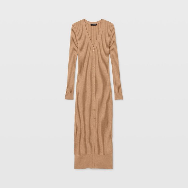 羅紋開襟羊毛長洋裝，1萬3900元。品牌提供