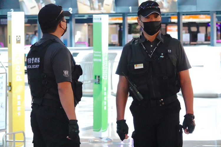 特勤警衛隊身著全套黑色妝扮。施昂強攝