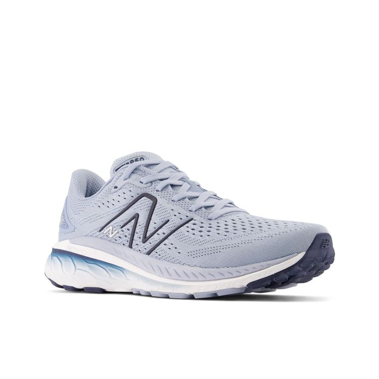 Fresh Foam 860v13淡藍色男鞋，3880元。品牌提供