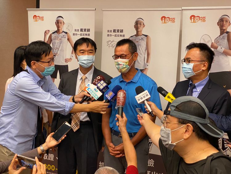 高雄地檢署檢察長洪信旭（左）與橋頭地檢署檢察長鍾和憲（右）感謝小戴父親（中）與小戴的支持。