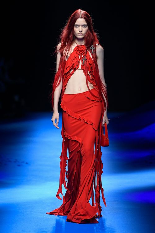 BLUMARINE本季將視線投入深海底，打造出結合浪漫和哥德式美學的現代都市美人魚。品牌提供