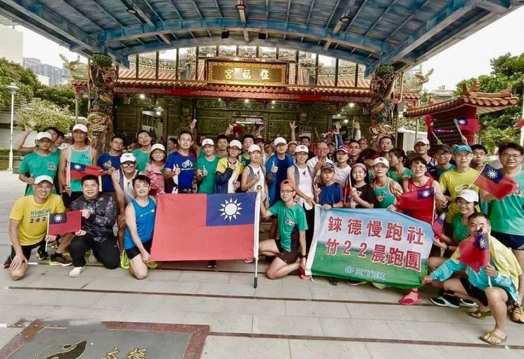 今天（10日）適逢雙十國慶，清晨5時30分，上百名跑友從竹北市的伍福宮出發。主辦單位提供