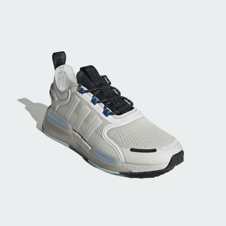 NMD_V3白藍配色男鞋，5690元。品牌提供