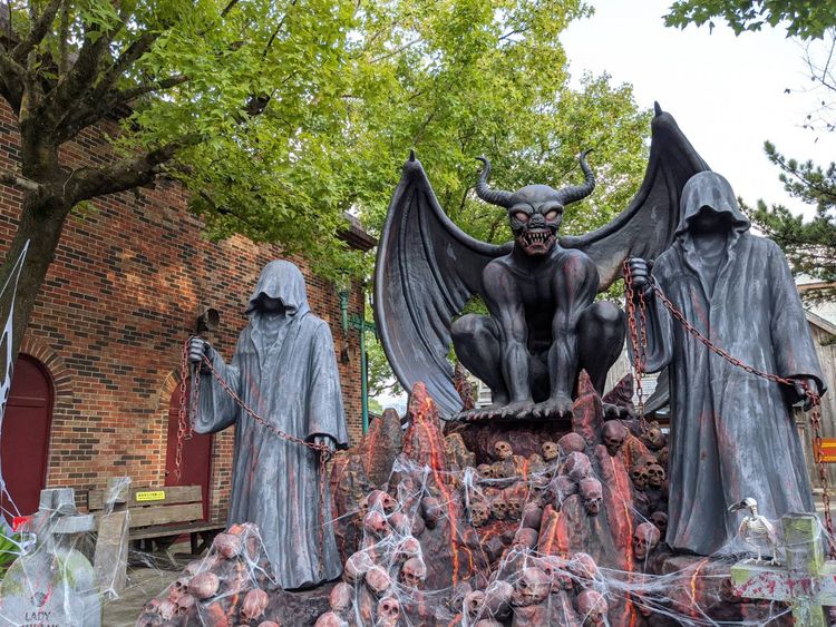 10呎高的「嗜血骷髏山」成為熱門拍照打卡點之一。六福村提供