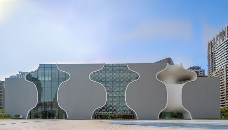 台中國家歌劇院正門的曲線玻璃帷幕覆上經典GG圖騰窗貼。品牌提供