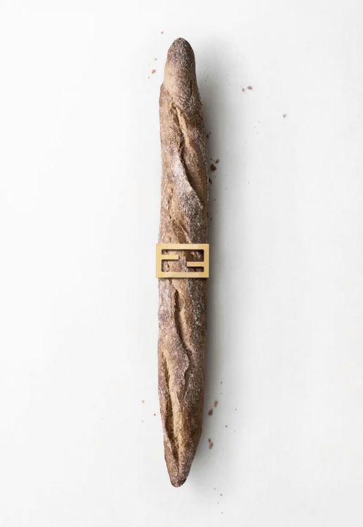 FENDI Baguette 25周年時尚秀邀請函即以Baguette包名稱源起的法棍麵包呈現。品牌提供