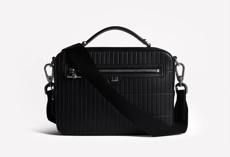 Rollagas黑色手提包，4萬8950元。品牌提供