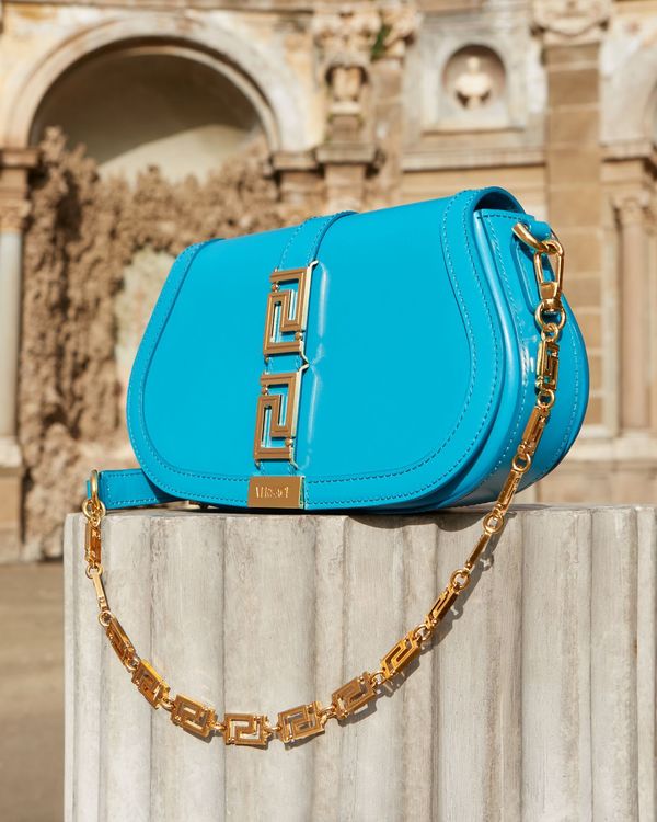 Greca Goddess迷宮女神藍綠色肩背包小型款，9萬4000元。品牌提供