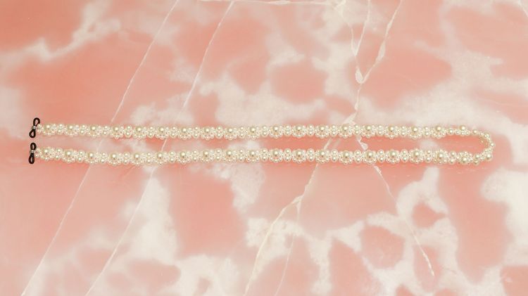 Simone Rocha台北專賣店獨家珍珠眼鏡鍊，7800元。喜事國際提供