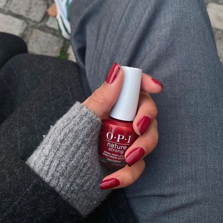 O.P.I植萃光感指彩系列#NAT014石榴石魔法，15ml／680元。品牌提供