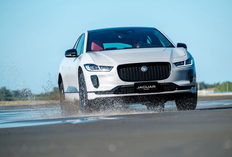 I-PACE EV400 S 黑魂進階版搭載電子氣壓懸吊系統，結合 AWD 全時四輪傳動系統創造更為優異的全地形表現。原廠提供