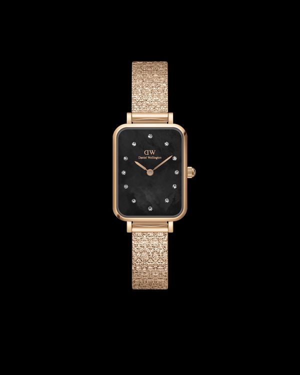 Quadro Lumine鍍玫瑰金色精鋼錶殼配黑色珍珠母貝面盤腕錶，8490元。品牌提供