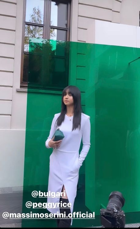 木村光希在IG上曬出詮釋寶格麗Serpentine Pouch祖母綠色迷你包的拍攝過程，依舊可見19歲青春稚氣。翻攝koki IG