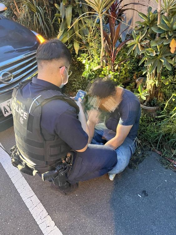 警員逮捕竊嫌。桃園警分局提供