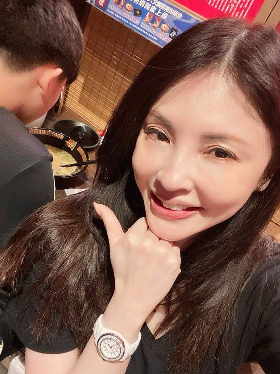何如芸小兒子今年暑假返台，離別前抱著她哭了許久。翻攝何如芸臉書