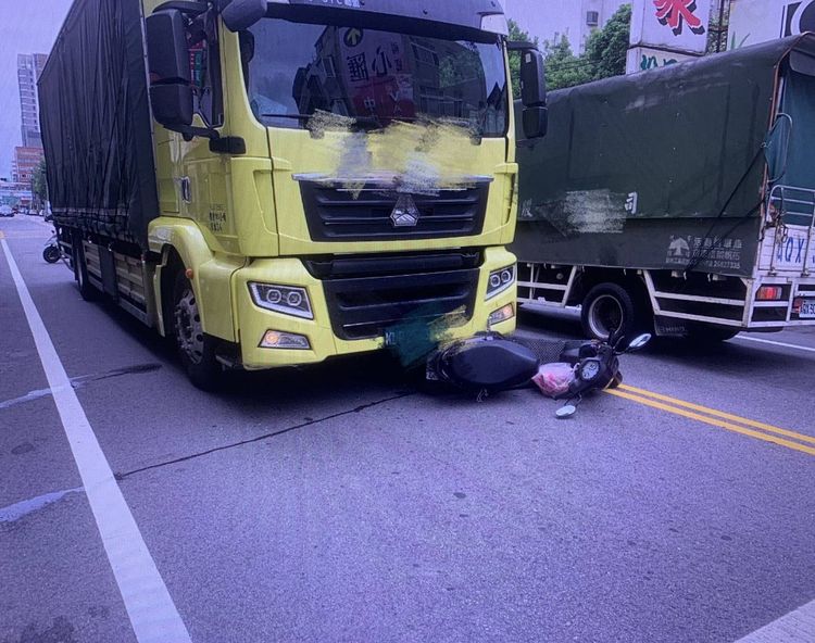 吳女機車被輾於大貨車輪下。桃園警分局提供