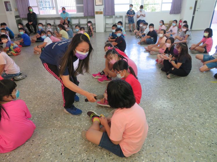 講師張禹萱過去靠角力所獲得的獎金改善家計。教育部提供