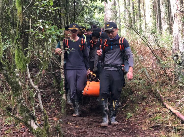 警消分批將受傷的曾婦運送至登山口後送醫。讀者提供
