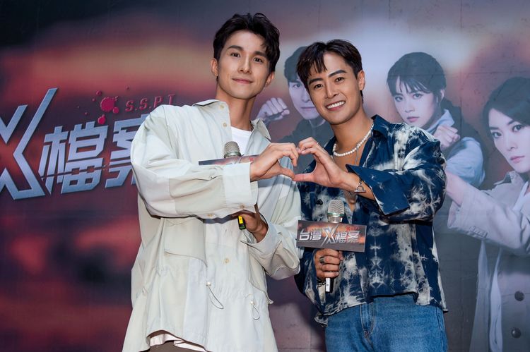 朱宇謀（左）和張瀚元爆男男CP。中視提供