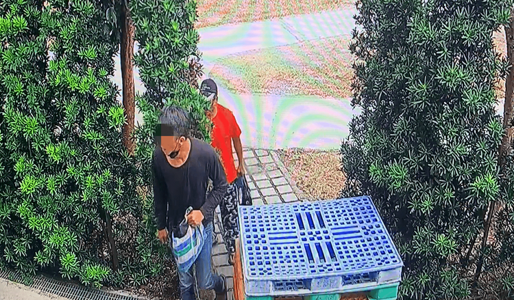 汪男（前黑衣）偷計程車後載身後友人外出，因車子沒油2人棄車離去。讀者提供