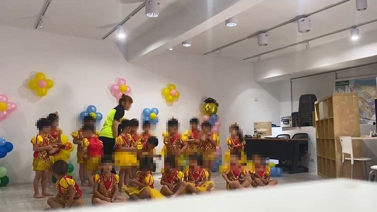 教保員用力拉扯另兩名男童臂膀，態度相當兇狠。民眾提供