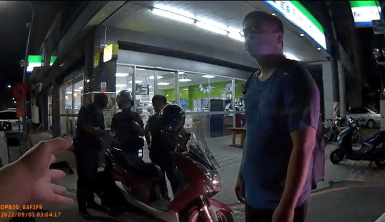 警方攔下嫌犯紀姓男子(右)，將他帶回警局調查。讀者提供