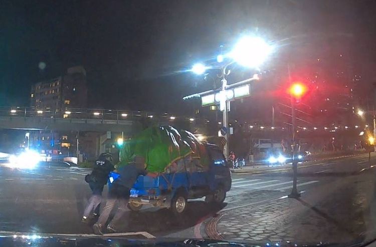 女警協助推車。桃園警分局提供