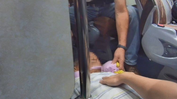 遊覽車乘客昏迷。桃園警分局提供