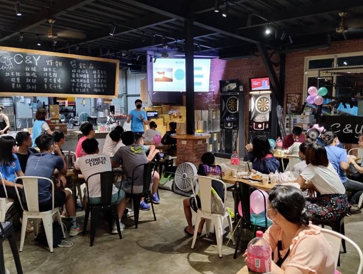 講師王明亮分享新住民子女成長歷程。教育部提供