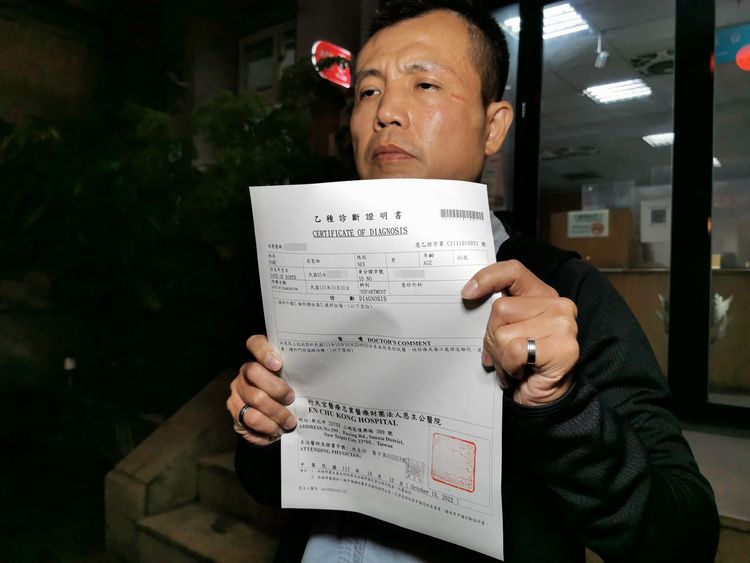 翁聖潍出示診斷證明。陸運鋒攝