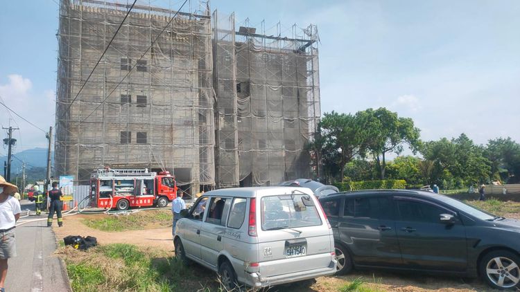 火警發生後，消防局救災人連迅速抵達灌救。民眾提供