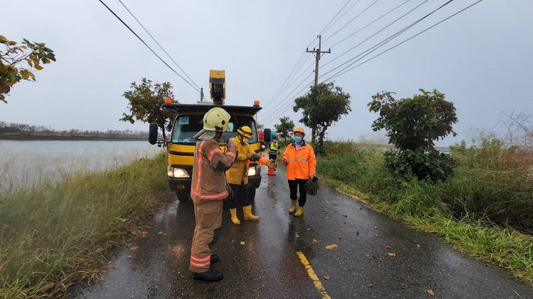 警消和台電人員到場搶救。讀者提供