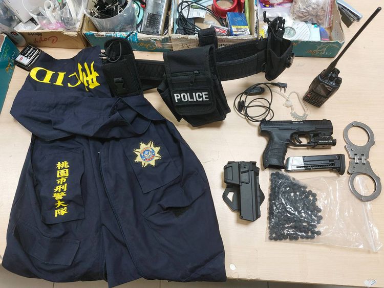 警方查扣刑警背心及手銬等物。桃園警分局提供