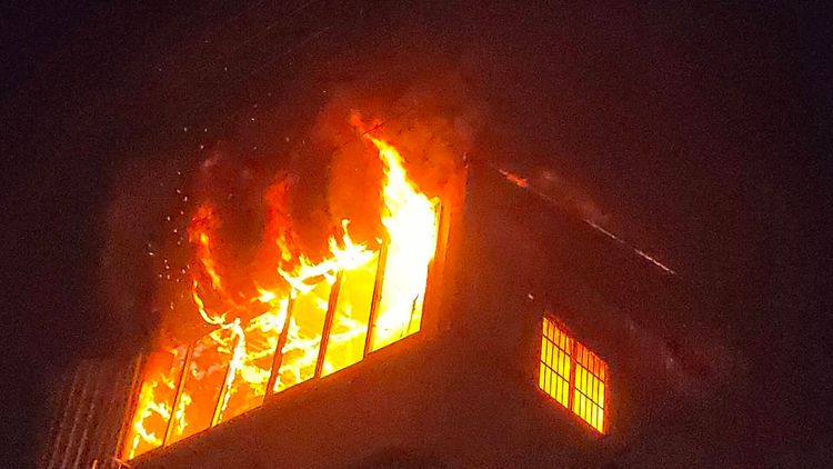 火舌不斷從4樓鐵皮屋竄出。民眾提供