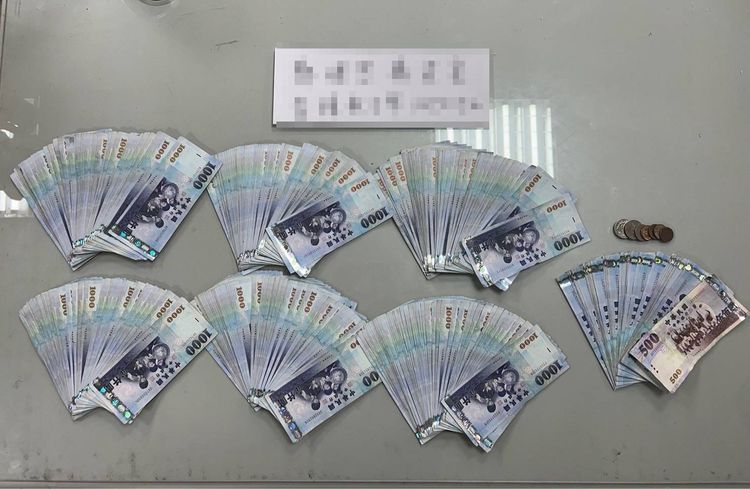 警方起出贓款。桃園警分局提供